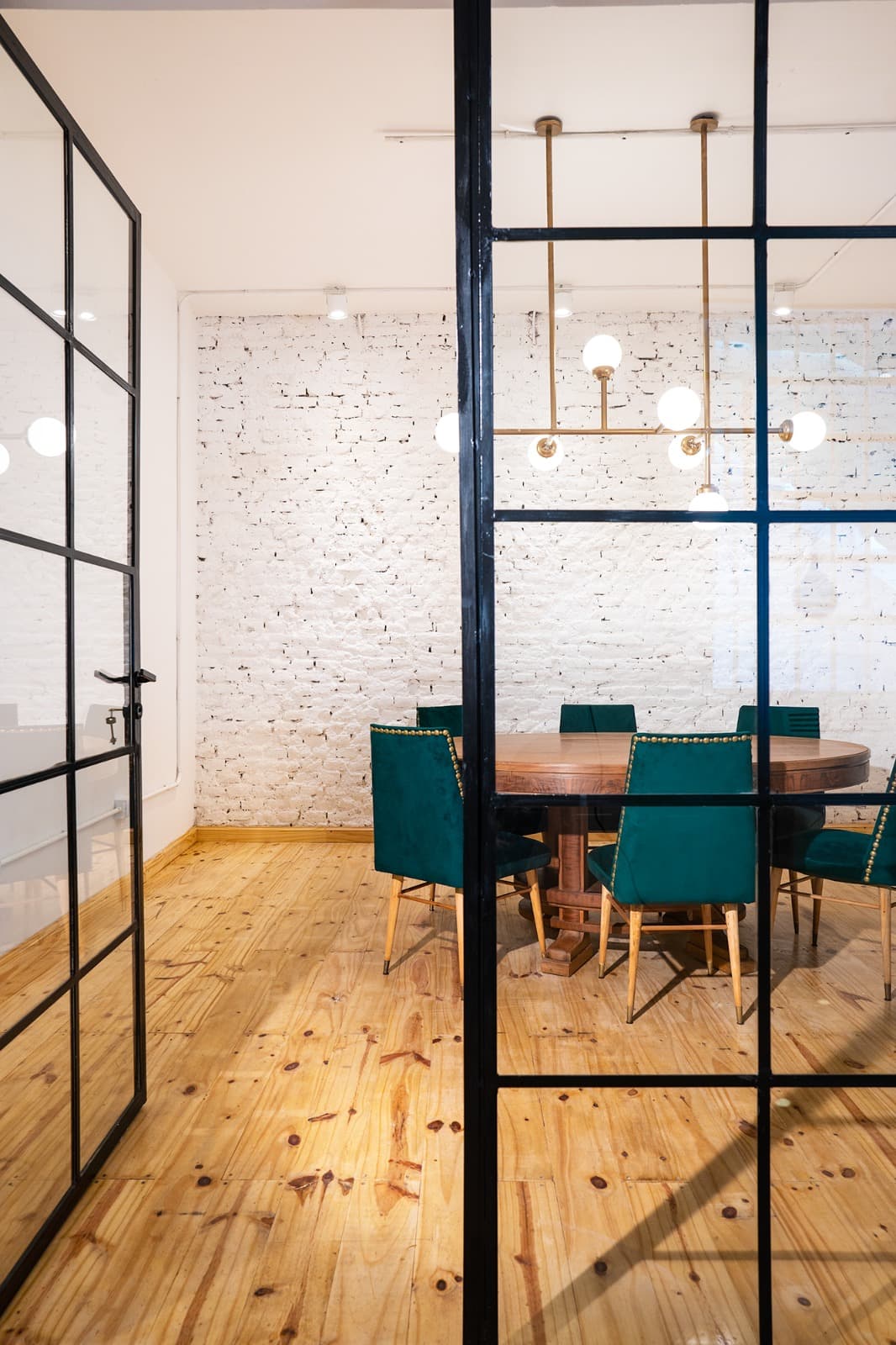 La sala de reuniones de la oficina, detrás de su puerta de hierro y vidrio